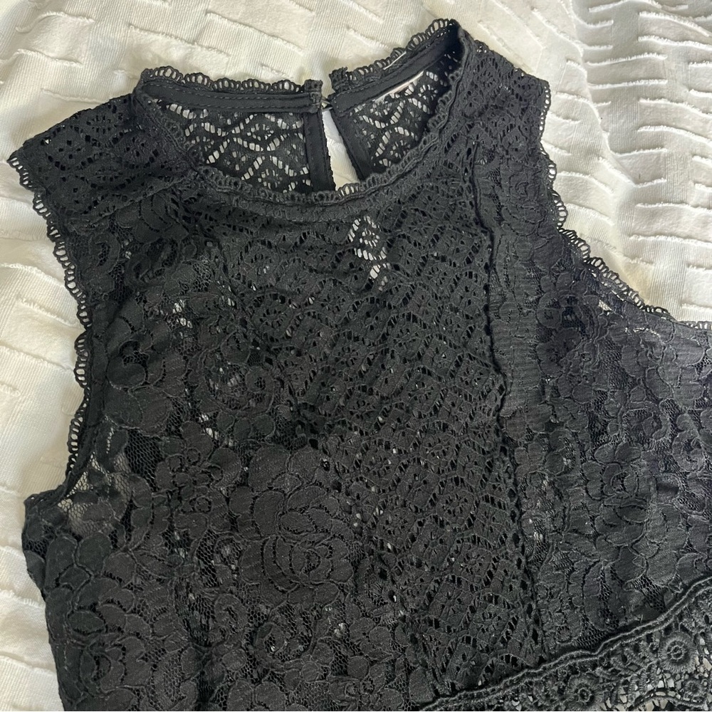 Black Lace Peplum Sleeveless Top - Picture 2 of 8